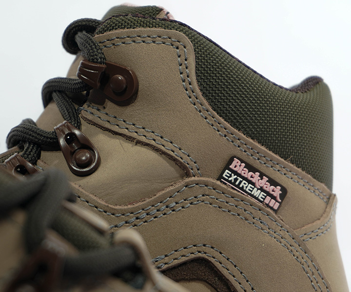 Bota Outdoor Kenhia color gris elefante para mujer - 1294